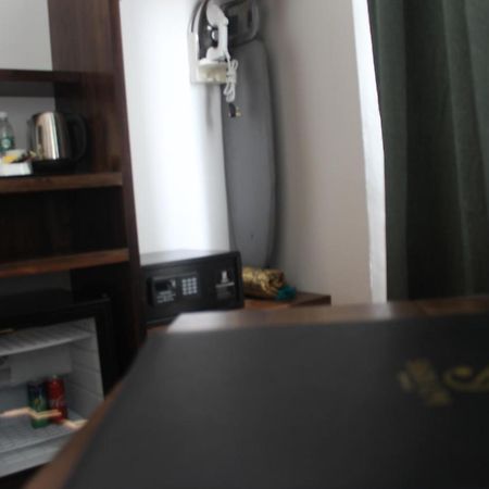 Serapi Hotel Кучинг Екстериор снимка