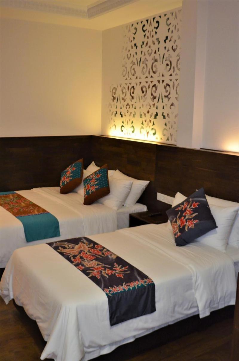 Serapi Hotel Кучинг Екстериор снимка