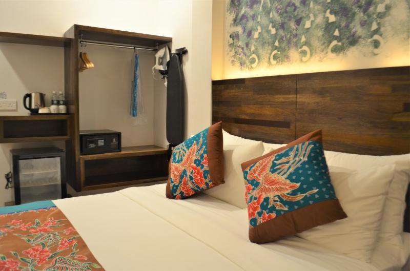 Serapi Hotel Кучинг Екстериор снимка