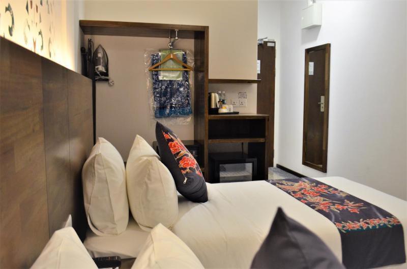 Serapi Hotel Кучинг Екстериор снимка