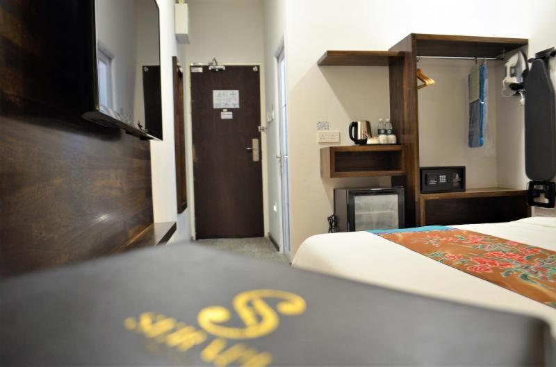Serapi Hotel Кучинг Екстериор снимка