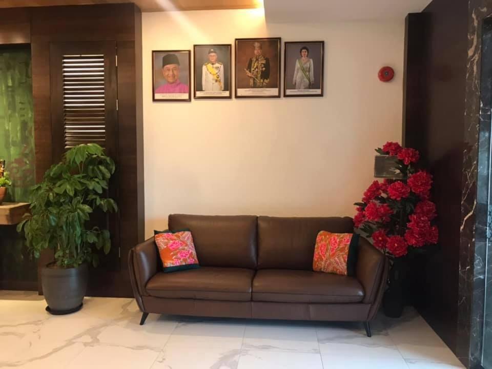 Serapi Hotel Кучинг Екстериор снимка