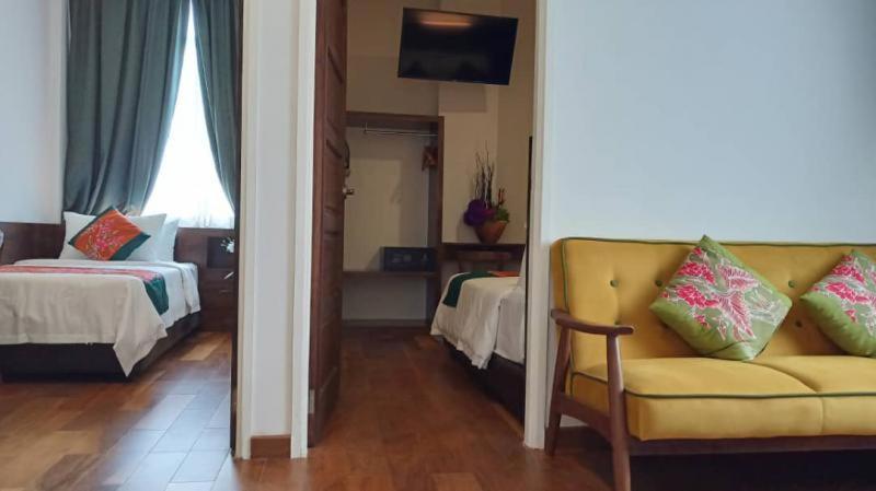 Serapi Hotel Кучинг Екстериор снимка
